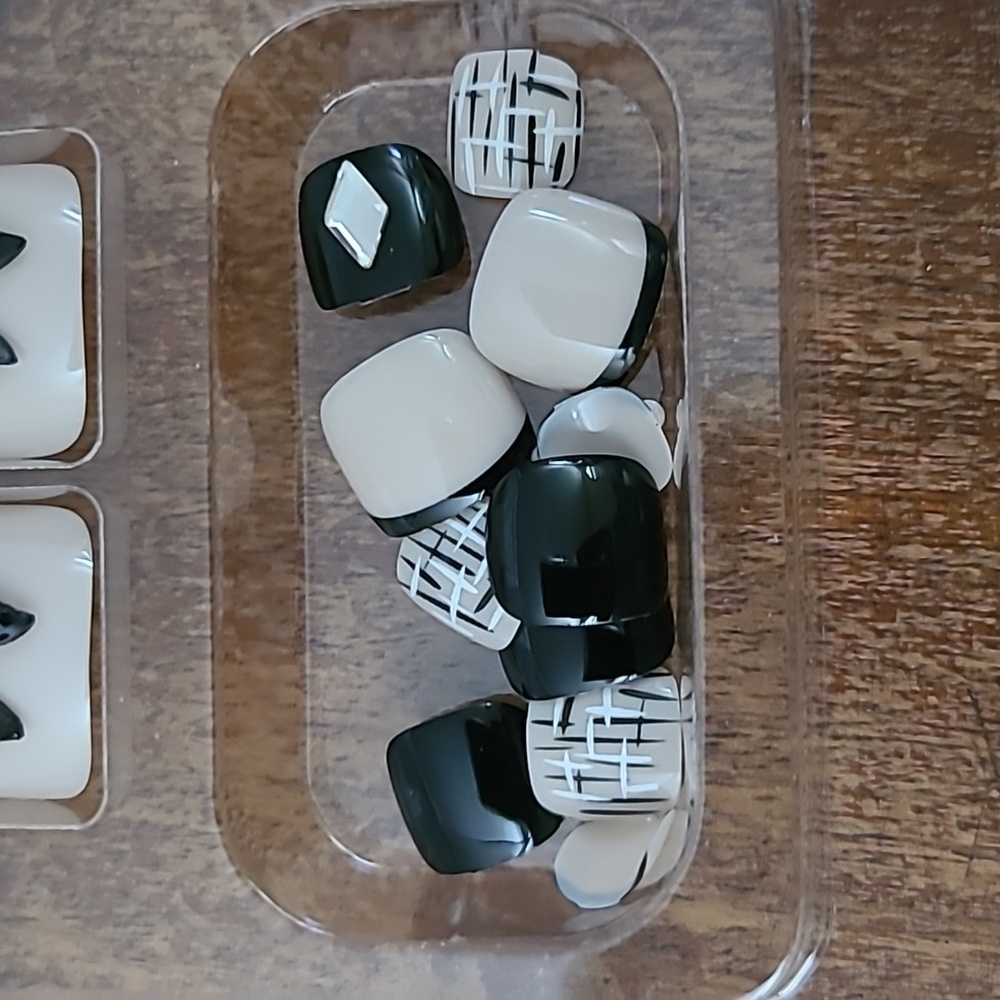 2/$16 3D Bows, Rhinestones, & Pearls Press on Toenails - Picture 15 of 17